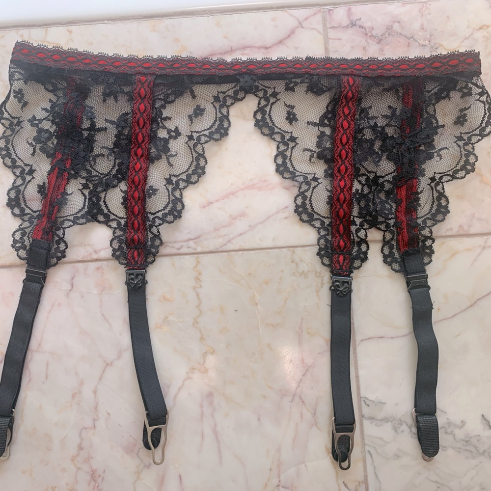 ❤️4/$40 - Lovely black lace garter belt - 27.25 inches around